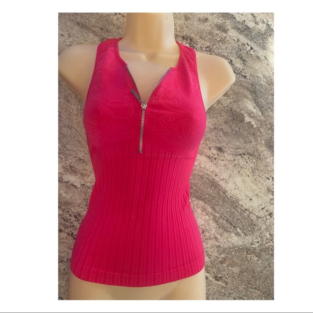 Seamless detailed top